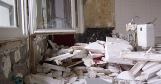 Демонтаж хрущевки в Троицке - удаление старых полов и стен по выгодной цене от 1764 рублей.